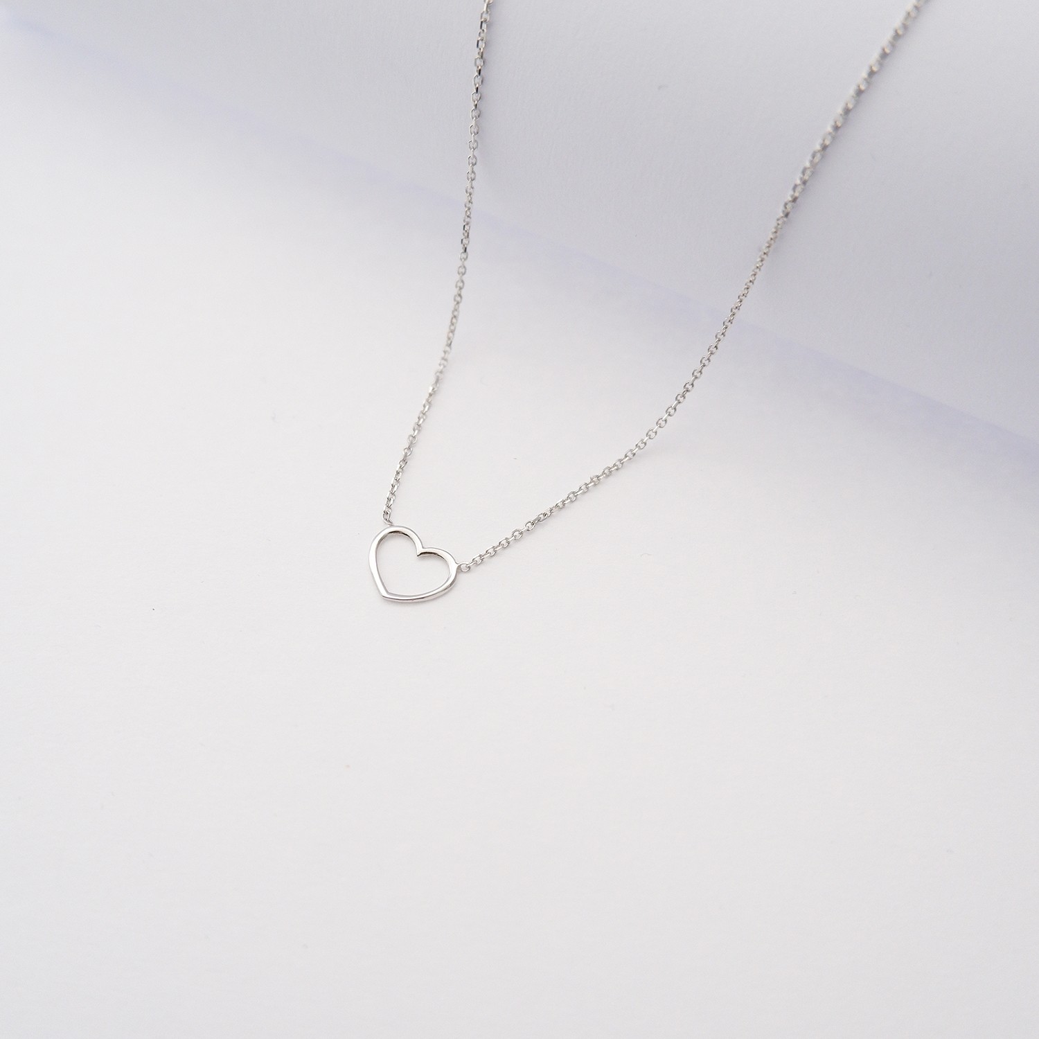 Collana con cuore piccolo a filo in oro bianco 18kt