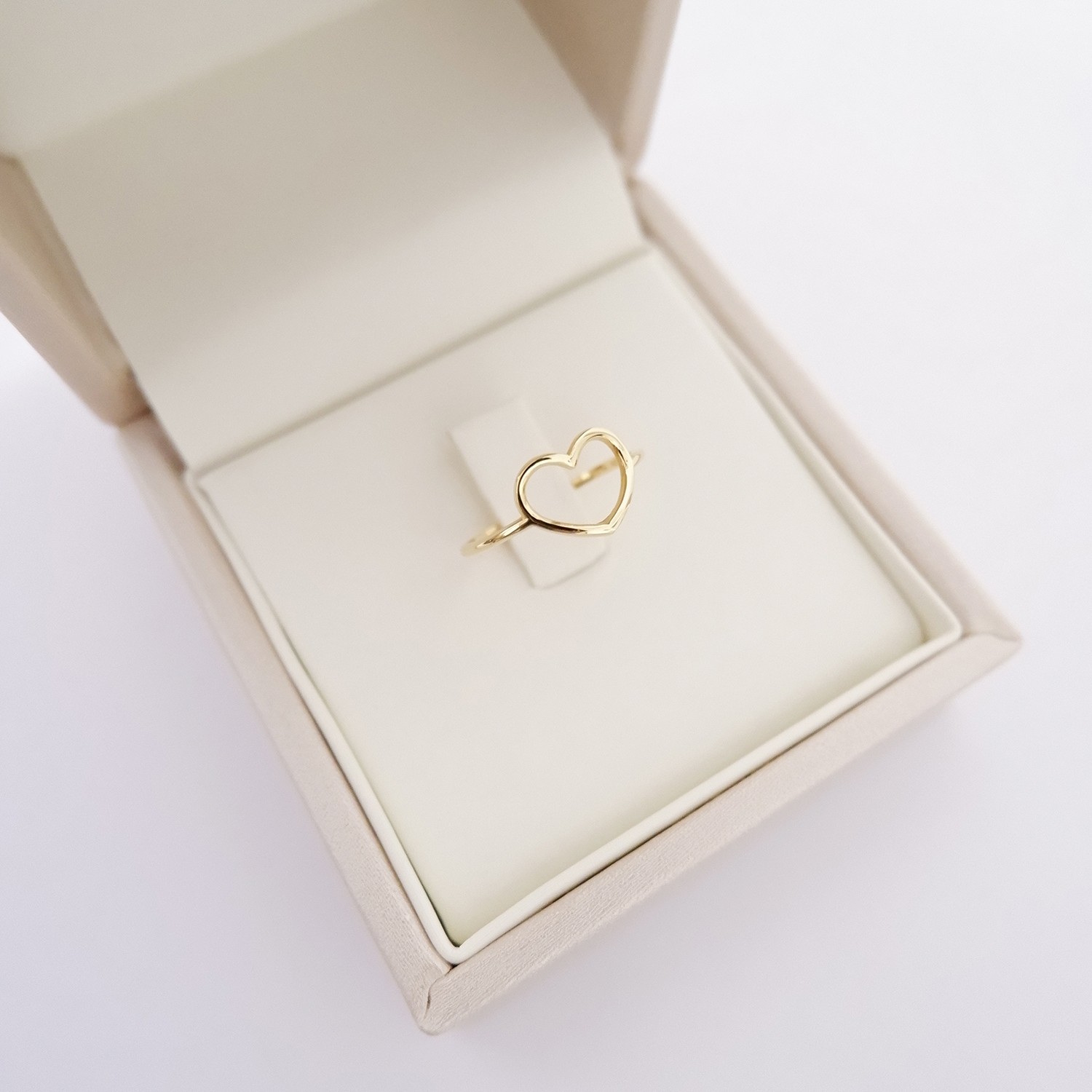 Anello cuore a filo in oro giallo18kt