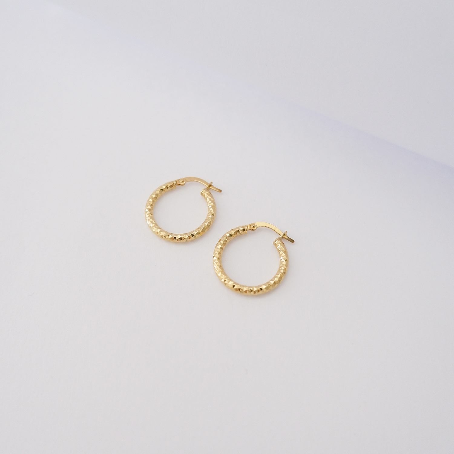 Orecchini a Cerchio in Oro Giallo 18Kt – Bombato Sottile Diamantato - immagine 2
