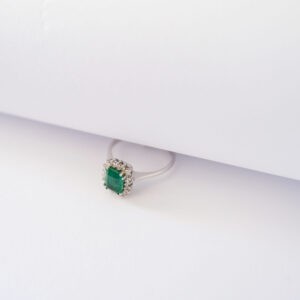 Anello Smeraldo Emerald Cut con Diamanti – 7x5