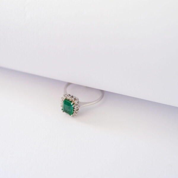 Anello Smeraldo Emerald Cut con Diamanti – 7x5