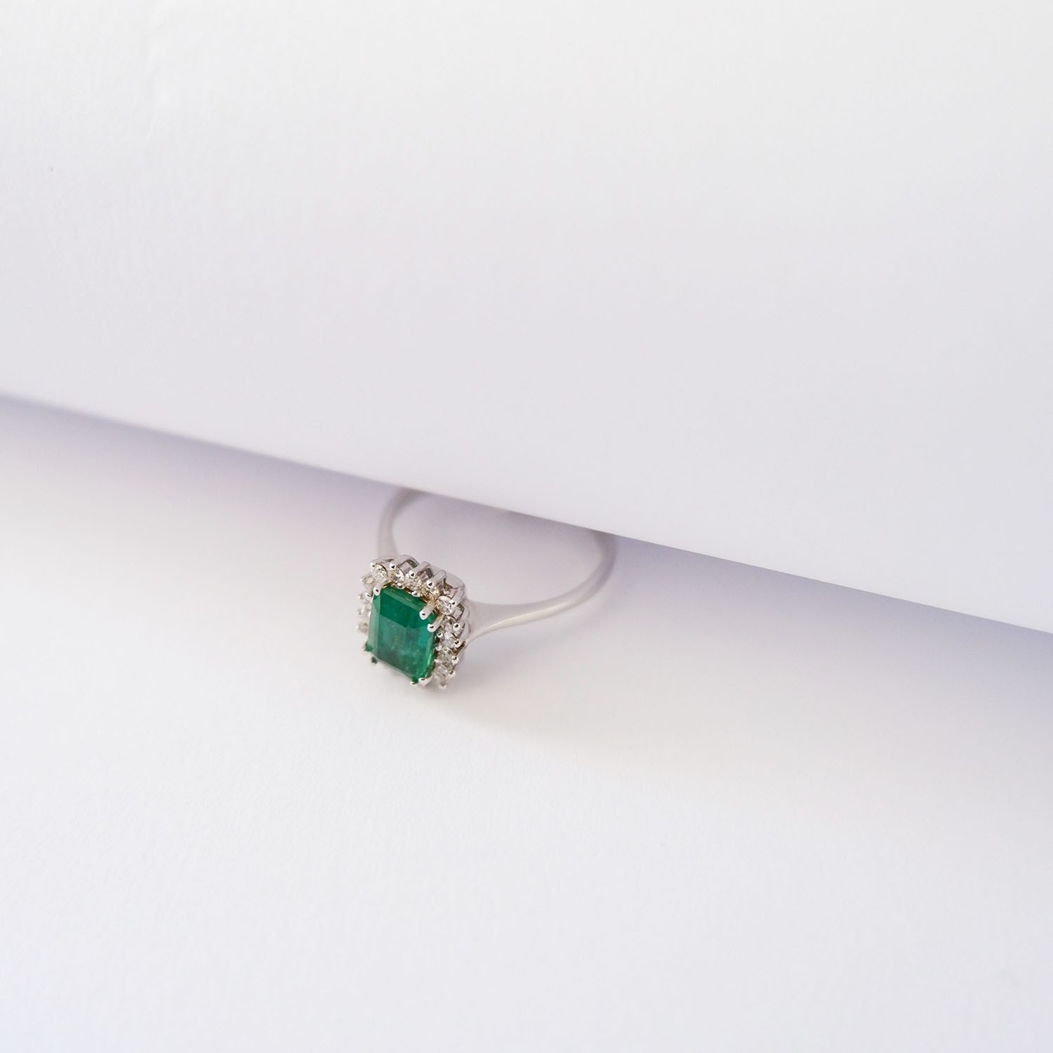 Anello Smeraldo Emerald Cut con Diamanti – 7x5