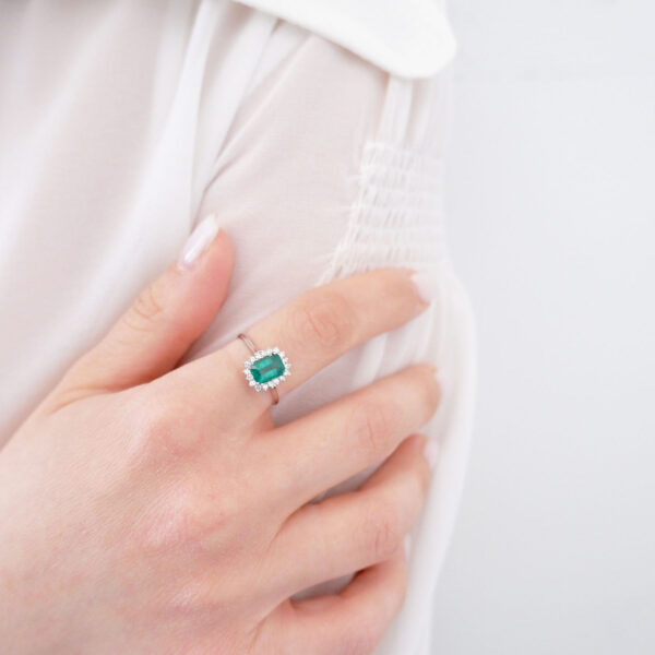 Anello Smeraldo Emerald Cut con Diamanti – 7x5 - immagine 2