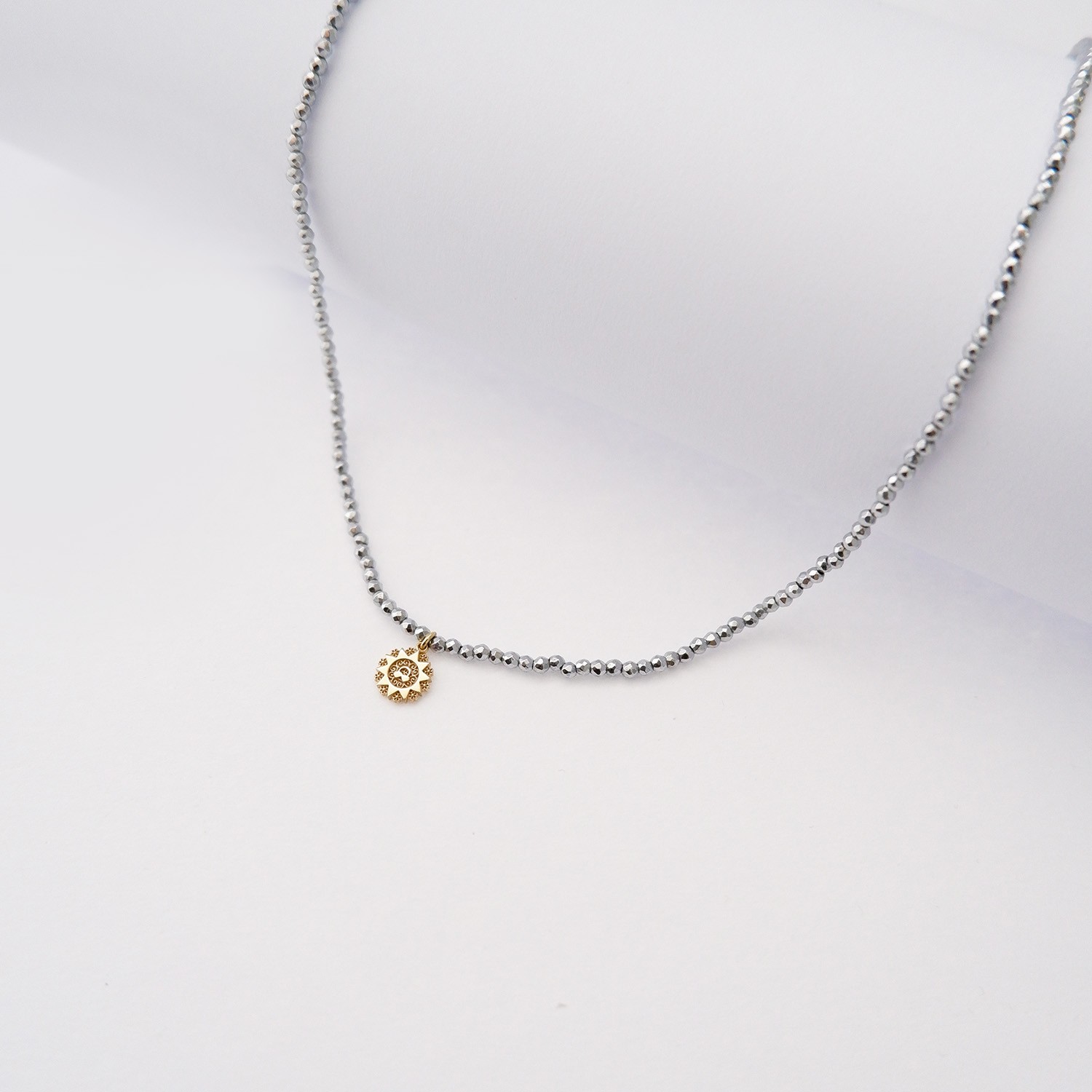 Filo Mini Presentosa 2 Cuori in oro 18kt e perline di Ematite