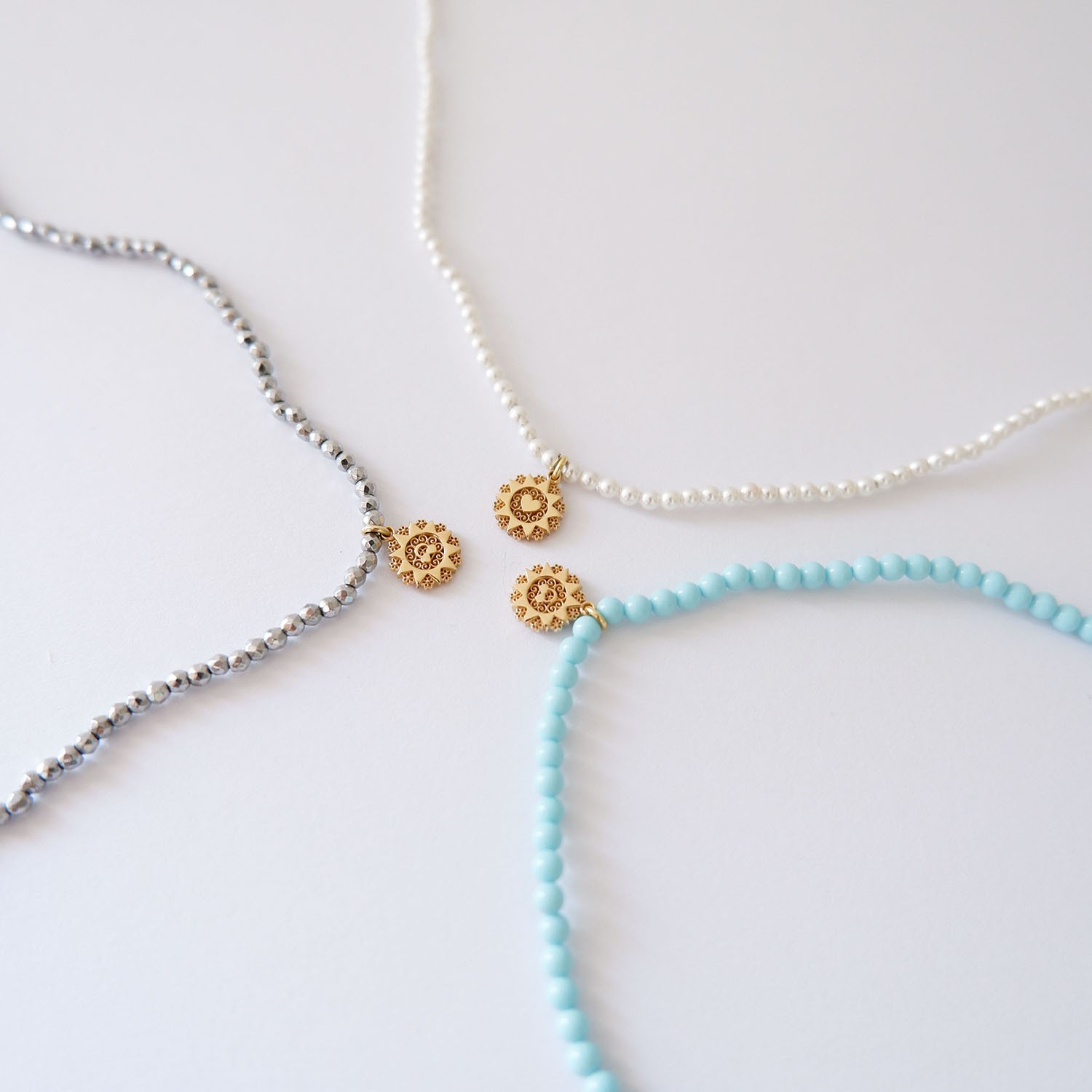 Filo Mini Presentosa 2 Cuori in oro 18kt e perline di Ematite