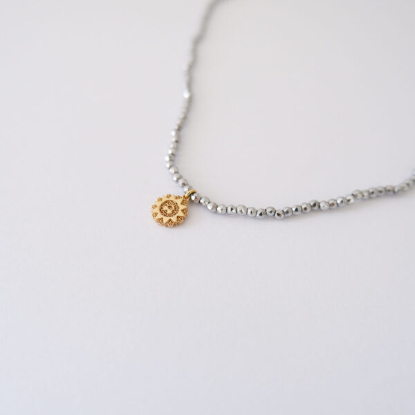 Filo Mini Presentosa 2 Cuori in oro 18kt e perline di Ematite - immagine 2