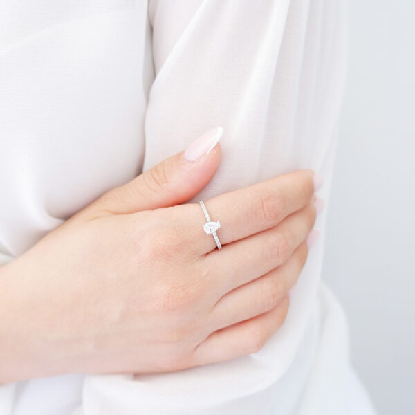 Anello Solitario Goccia in oro bianco 18kt e zirconi - immagine 2