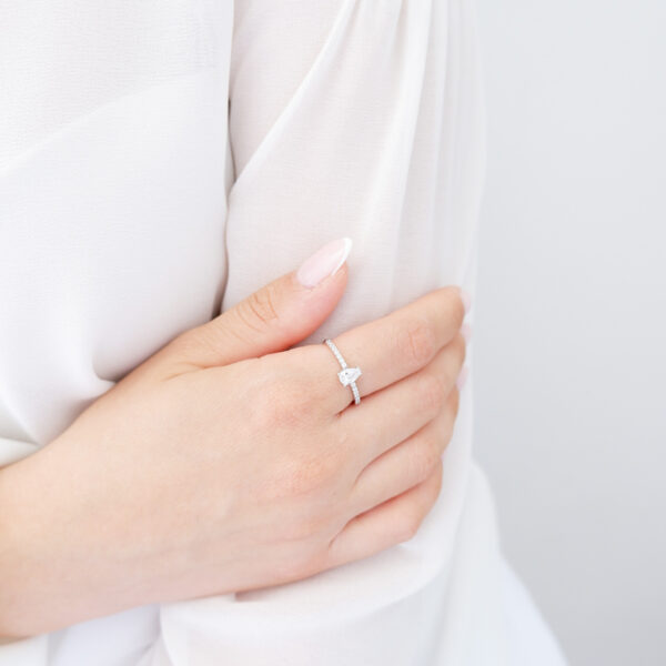 Anello Solitario Goccia in oro bianco 18kt e zirconi - immagine 3