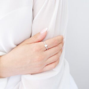 Anello Solitario Goccia in oro bianco 18kt e zirconi