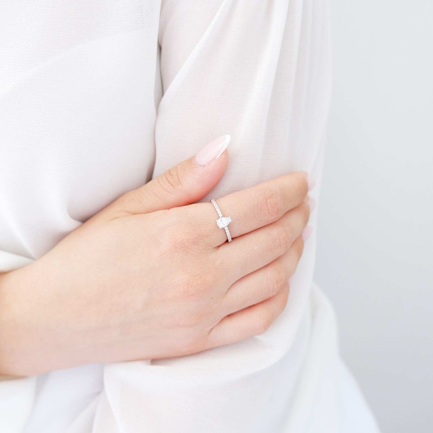 Anello Solitario Goccia in oro bianco 18kt e zirconi