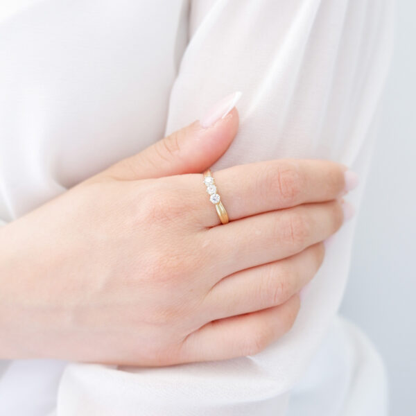 Anello Trilogy 6 punte in oro giallo 18kt e zirconi - immagine 2