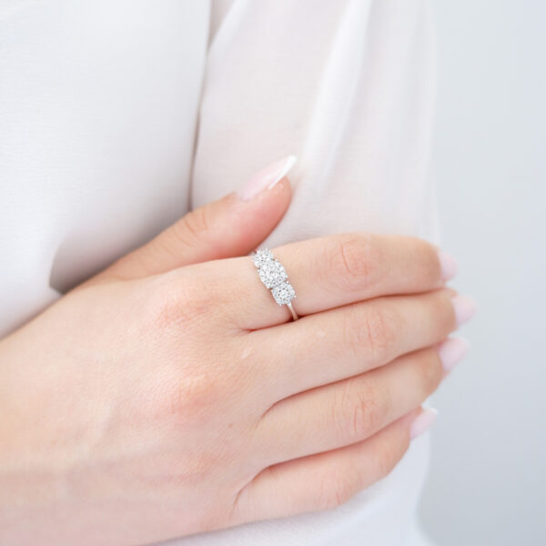 Anello Trilogy Multipietra a scalare in oro bianco 18kt e zirconi - immagine 2
