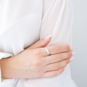 Anello Trilogy Multipietra a scalare in oro bianco 18kt e zirconi