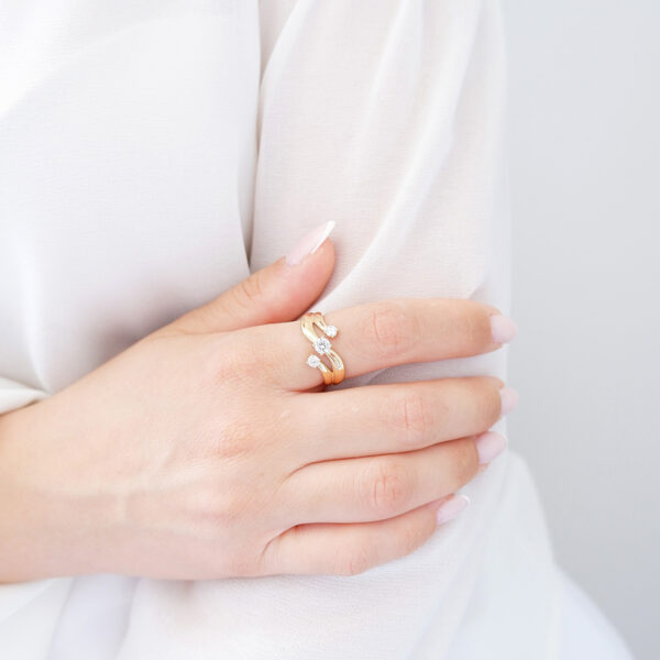 Anello Trilogy Valentino in oro giallo 18kt e zirconi - immagine 3