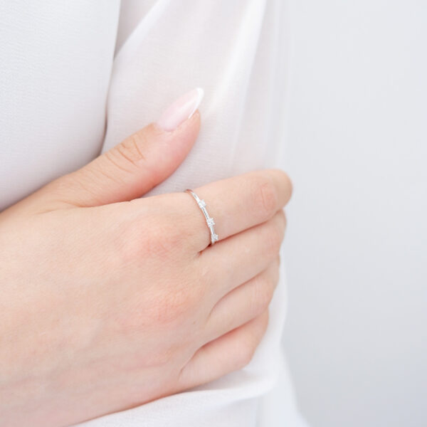Anello Trilogy a filo in oro bianco 18kt e zirconi - immagine 2