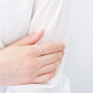 Anello Trilogy a filo in oro bianco 18kt e zirconi