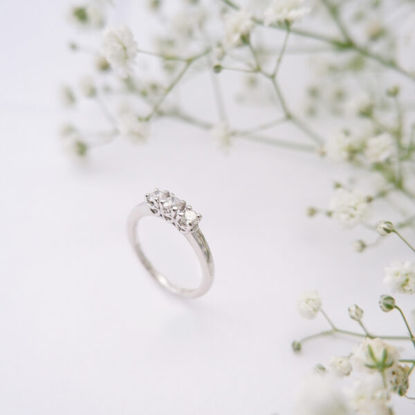 Anello Trilogy Heart in oro 18kt e diamanti - immagine 4