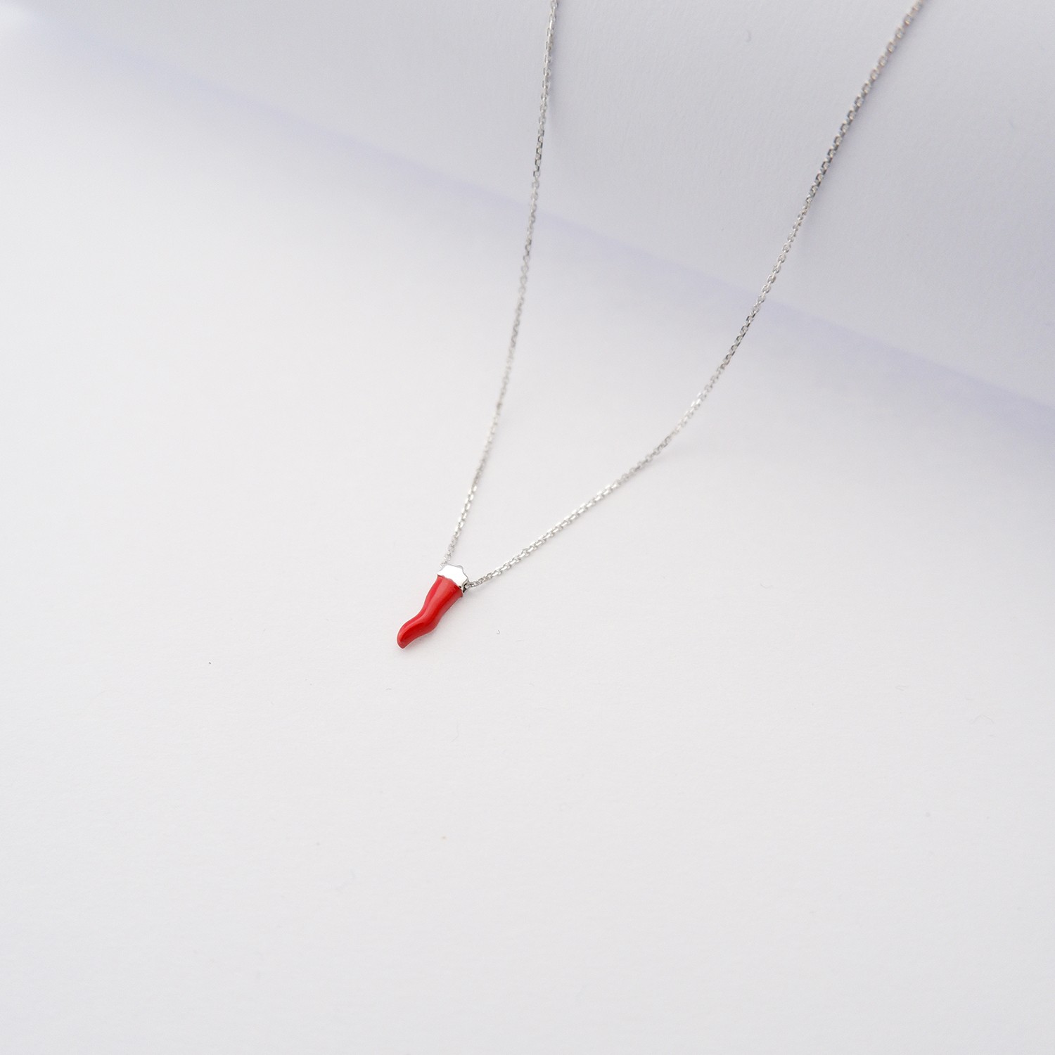 Collana Cornetto in oro bianco 18kt e smalto colorato