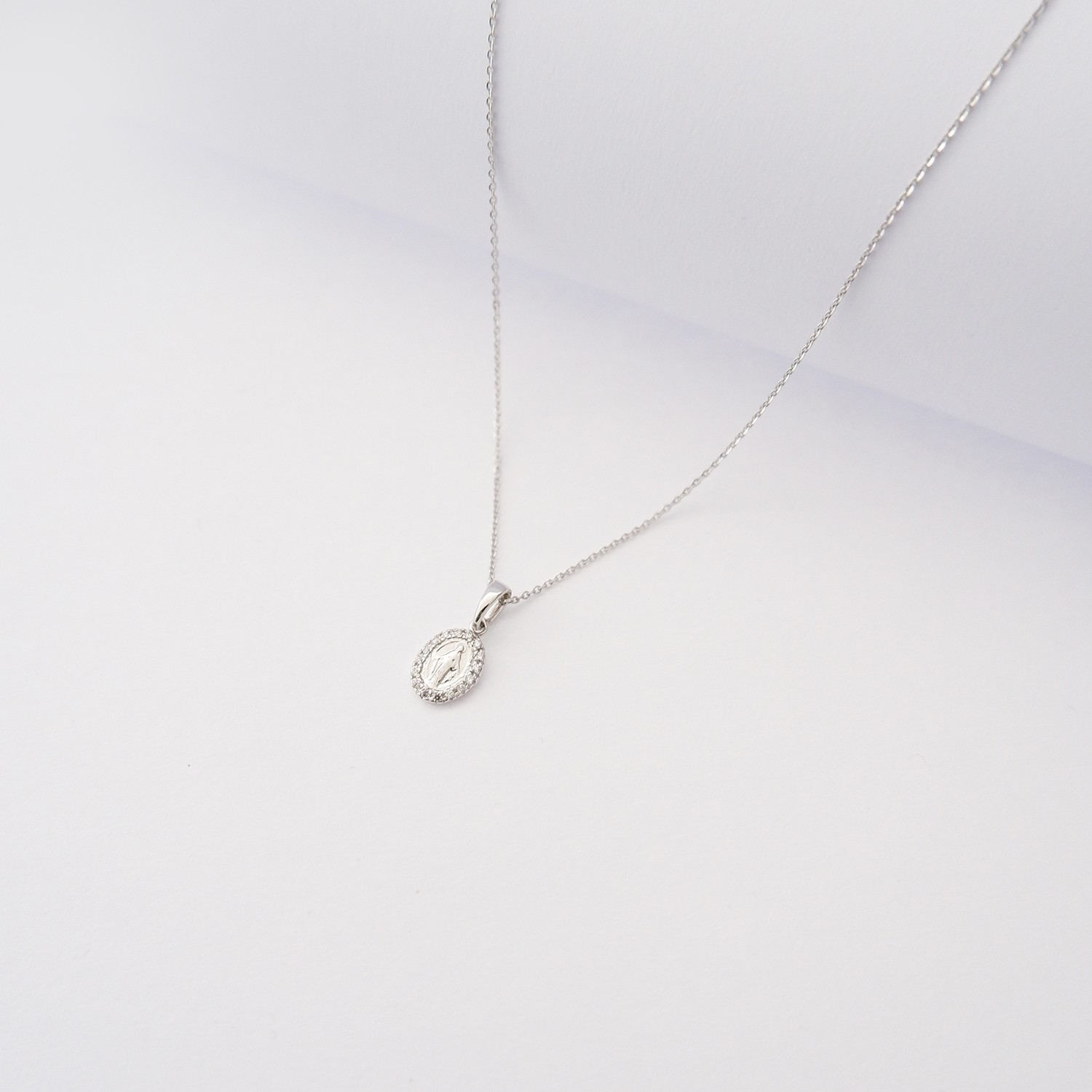 Collana Mini Madonna Miracolosa in oro bianco 18kt e zirconi