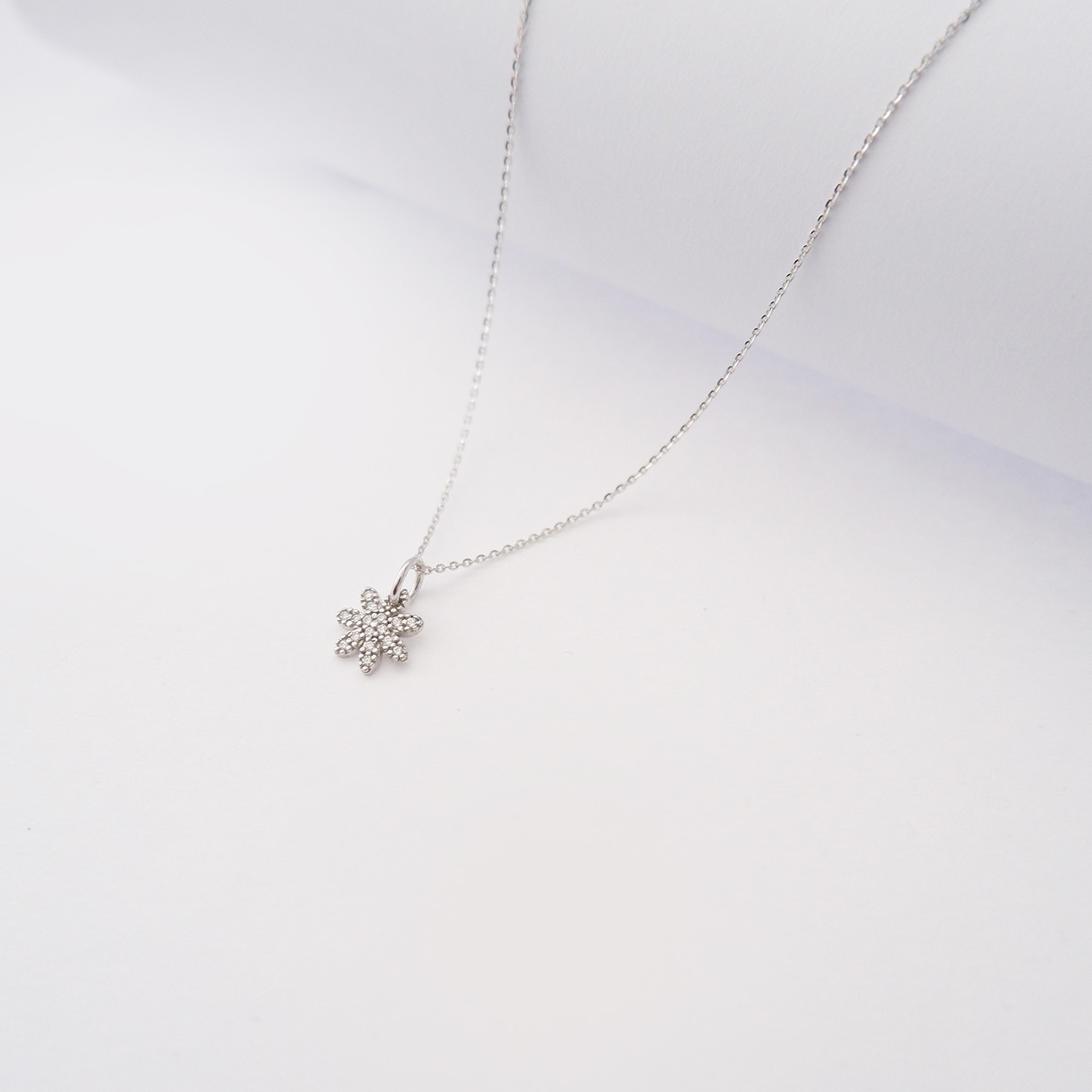 Collana Fiore in oro bianco 18kt e zirconi