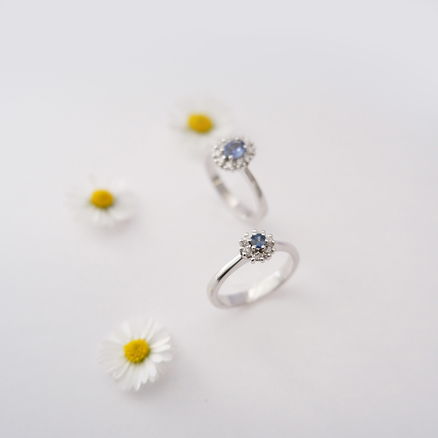 Anello Fiorellino con Zaffiro e Diamanti - immagine 2