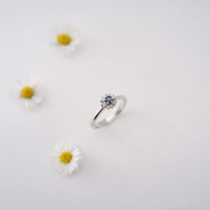Anello Fiorellino con Zaffiro e Diamanti