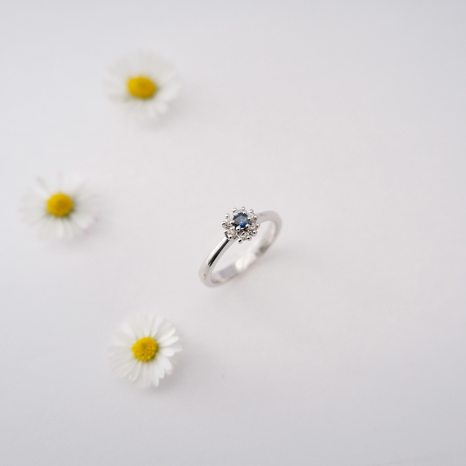 Anello Fiorellino con Zaffiro e Diamanti