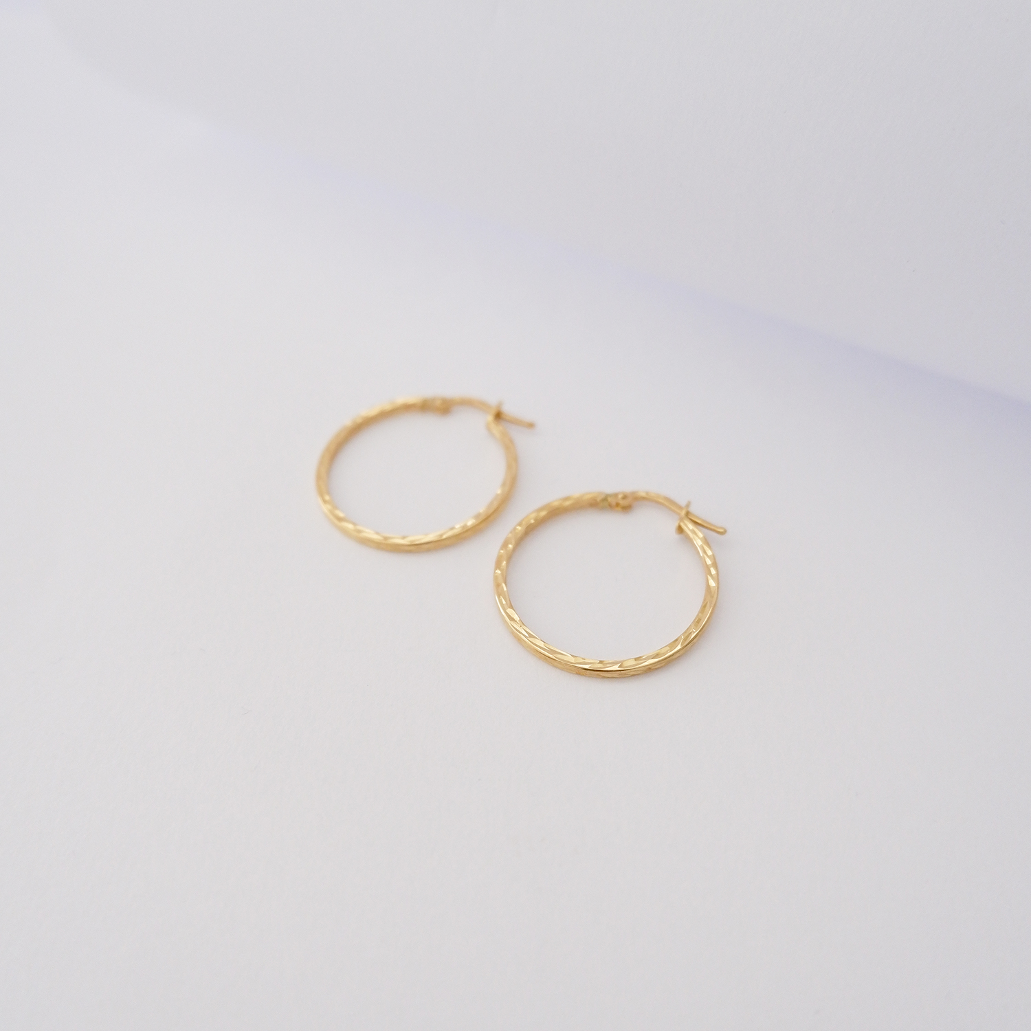 Orecchini a Cerchio in Oro Giallo 18Kt – Quadrato Sottile Lavorato