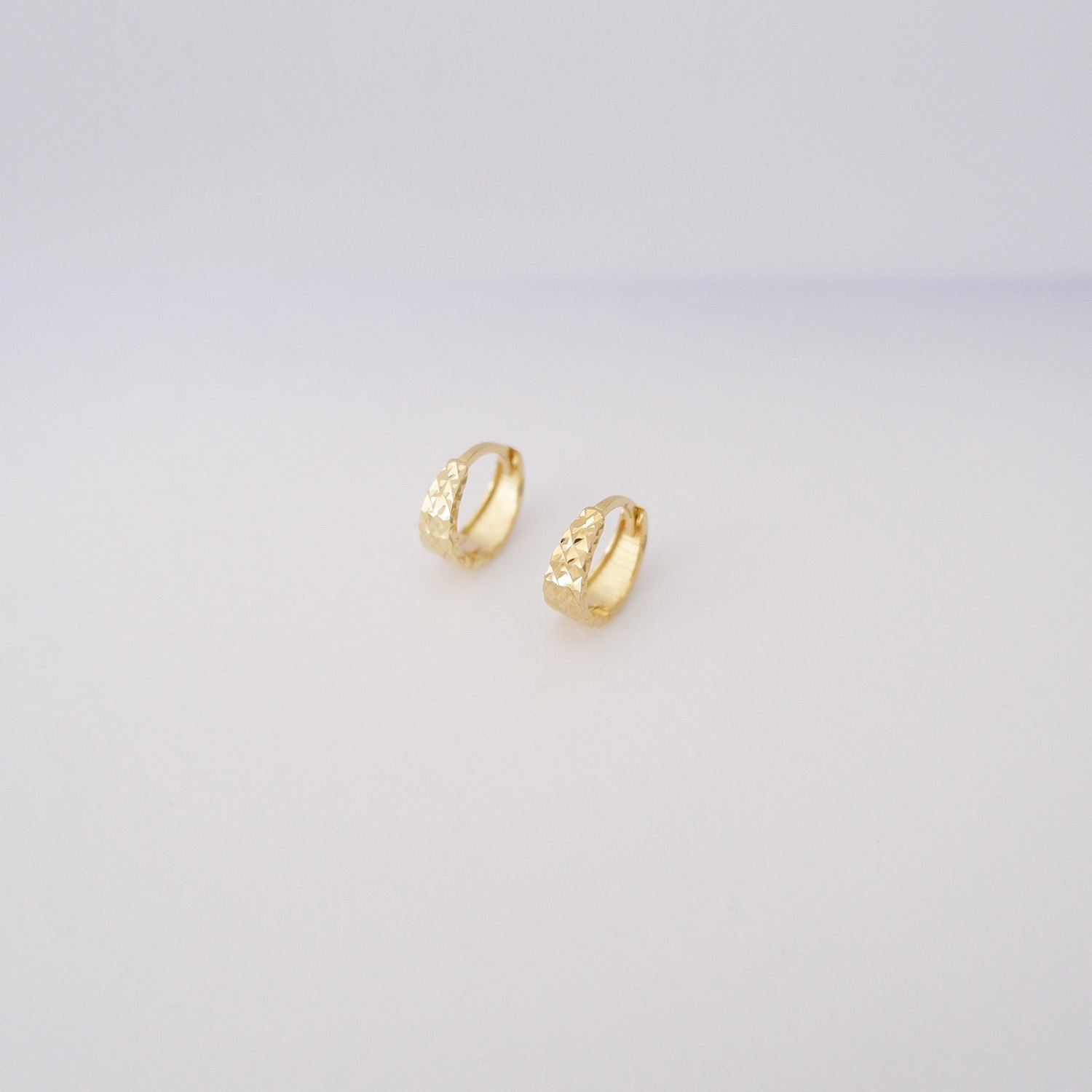 Orecchini a Cerchio in Oro Giallo 18kt – Mini Diamantato