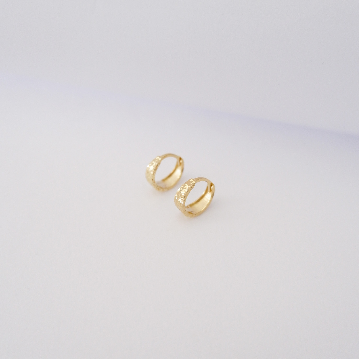 Orecchini a Cerchio in Oro Giallo 18kt – Mini Diamantato - immagine 3