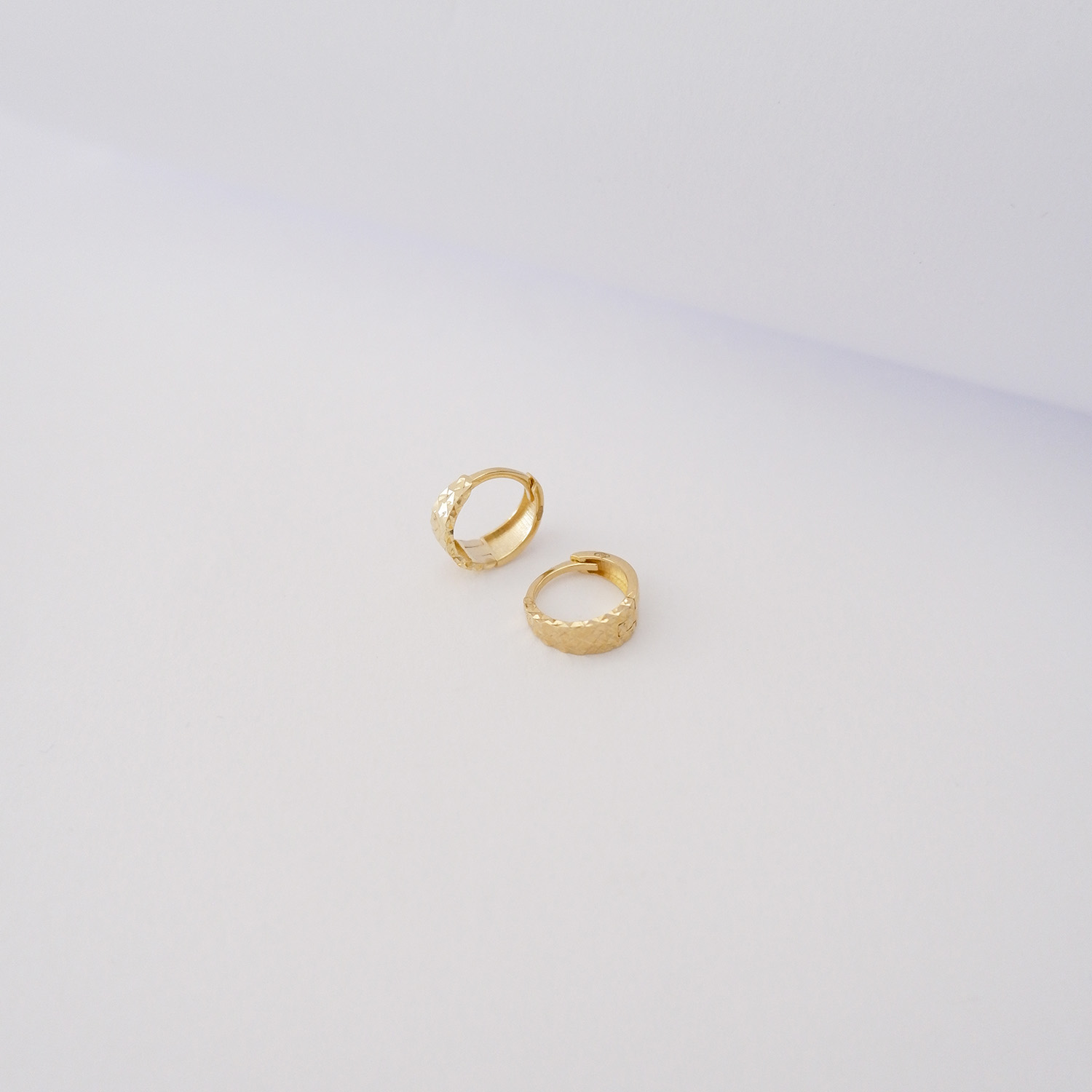 Orecchini a Cerchio in Oro Giallo 18kt – Mini Diamantato - immagine 2